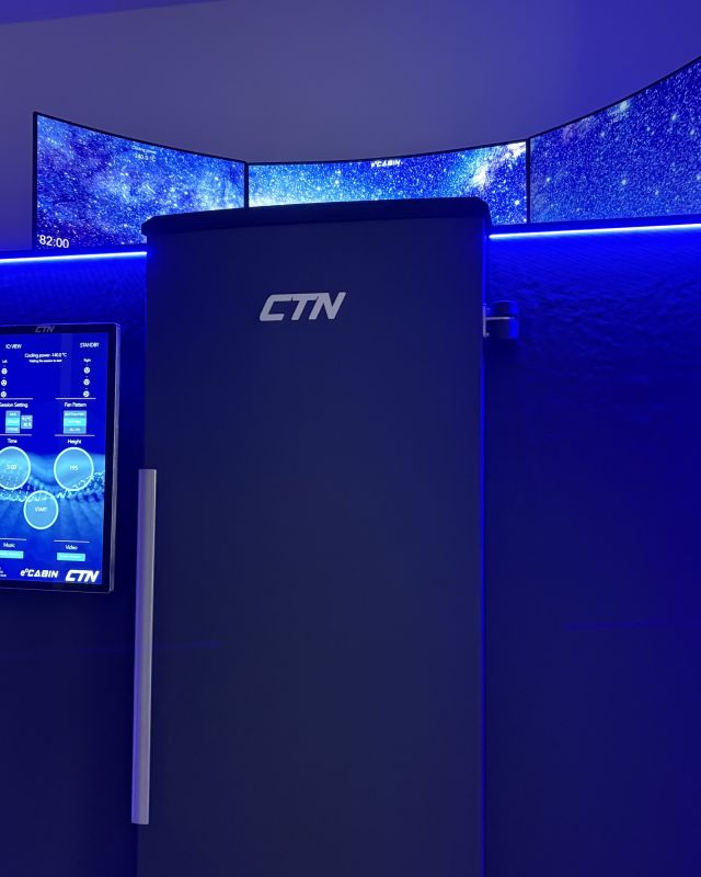 Cryo Full Body-kabine med blå belysning.